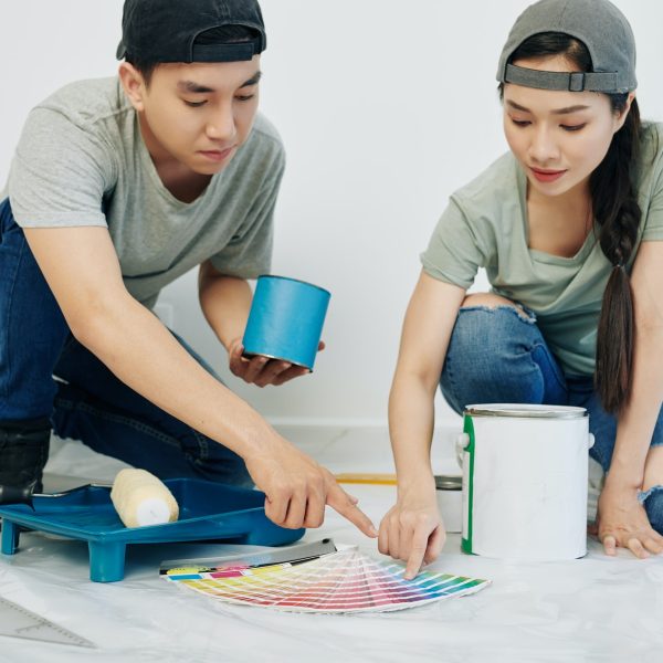 young-couple-choosing-walls-color.jpg